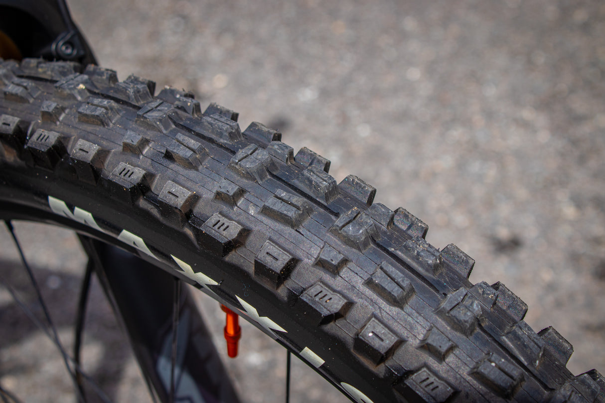 Pivot Mach 6 Carbon Large *USED ONCE*