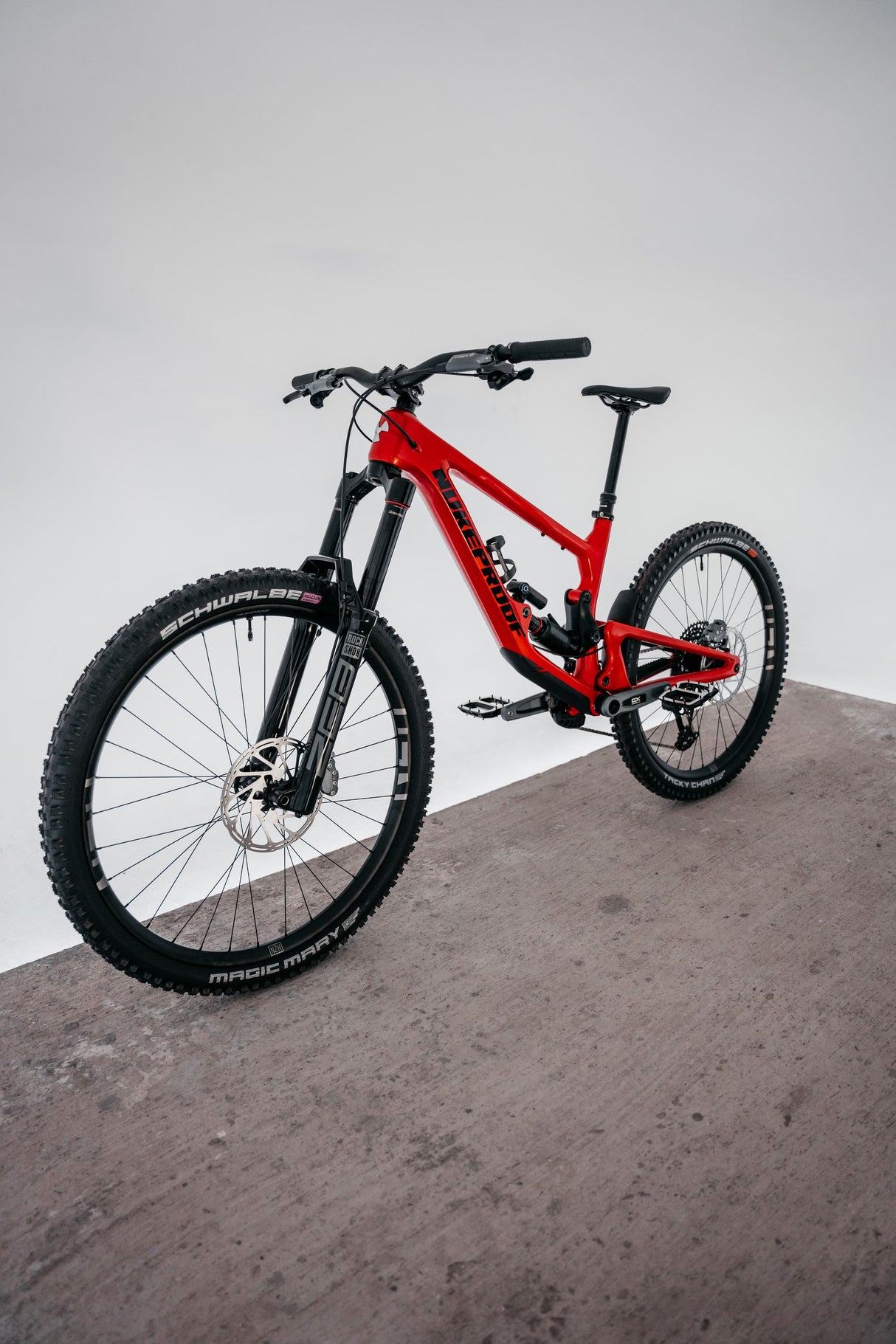Nukeproof Giga 290/297 Carbon Pro Enduro Bike