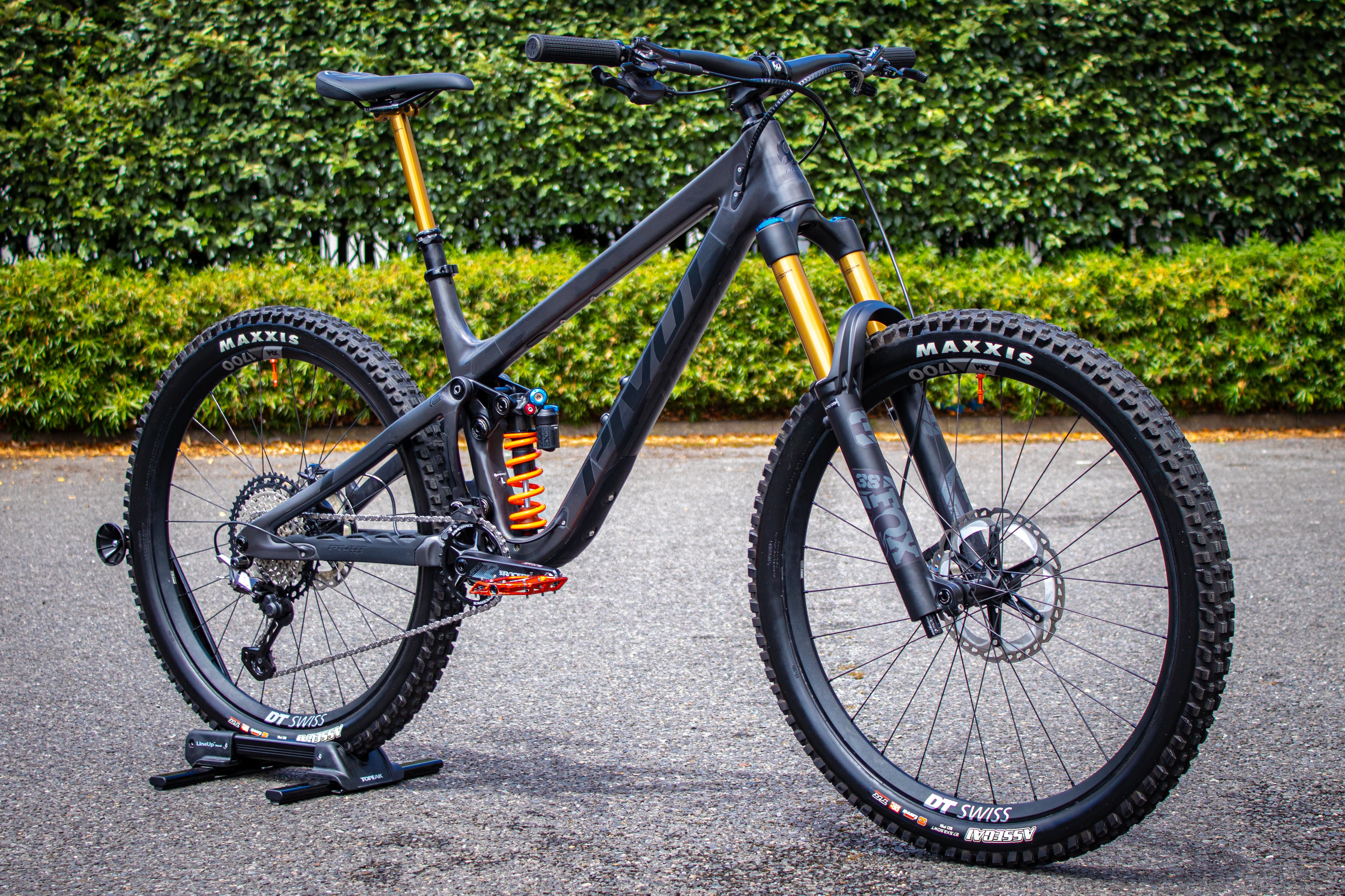 Pivot Mach 6 Carbon Large USED ONCE
