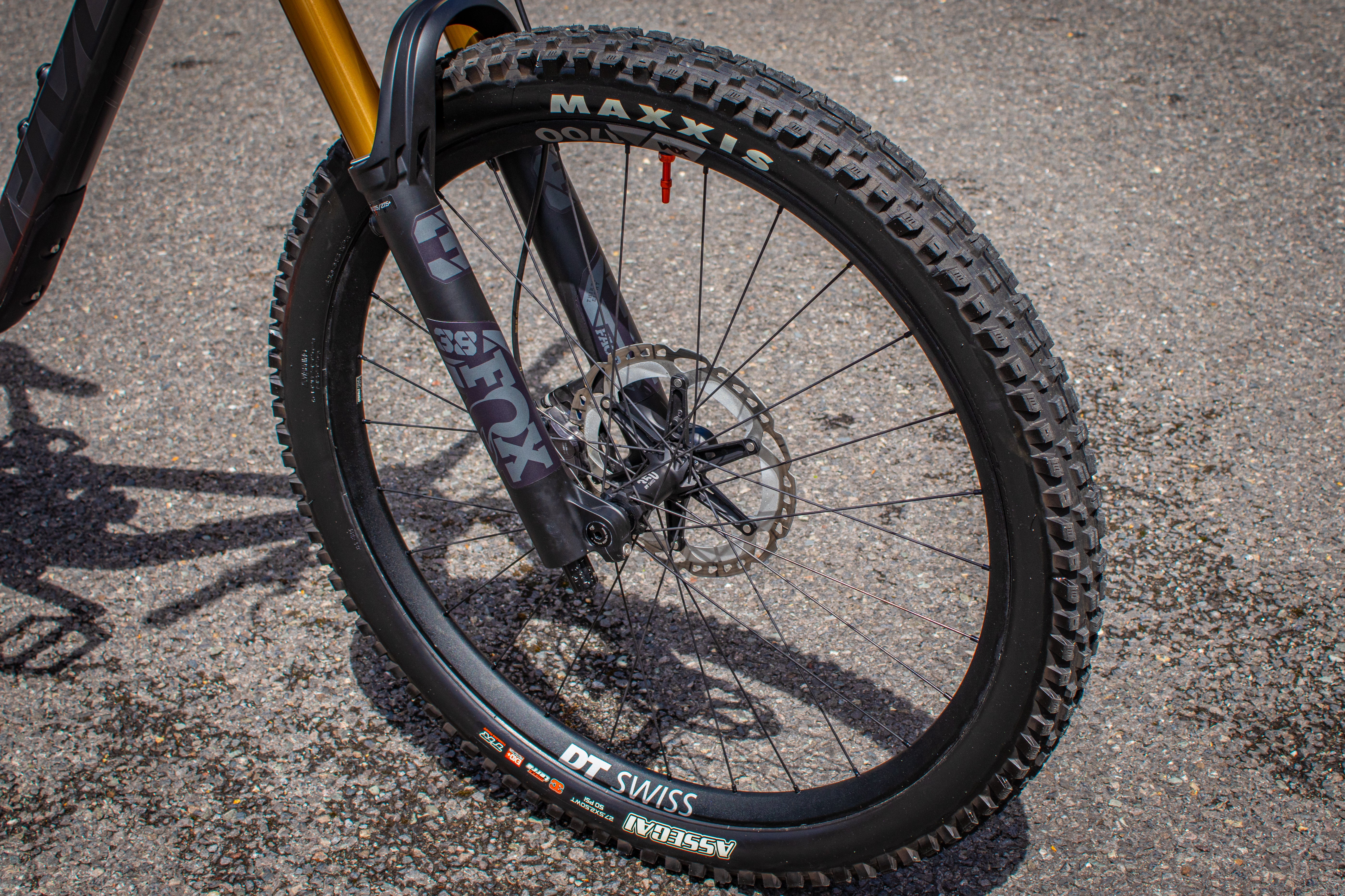 Pivot Mach 6 Carbon Large *USED ONCE* | Wheelie Bike Shop