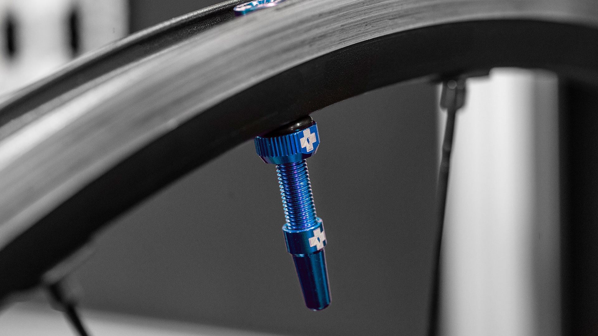 Muc-Off V2 Tubeless valve for tyre inserts uk wheelie bike shop