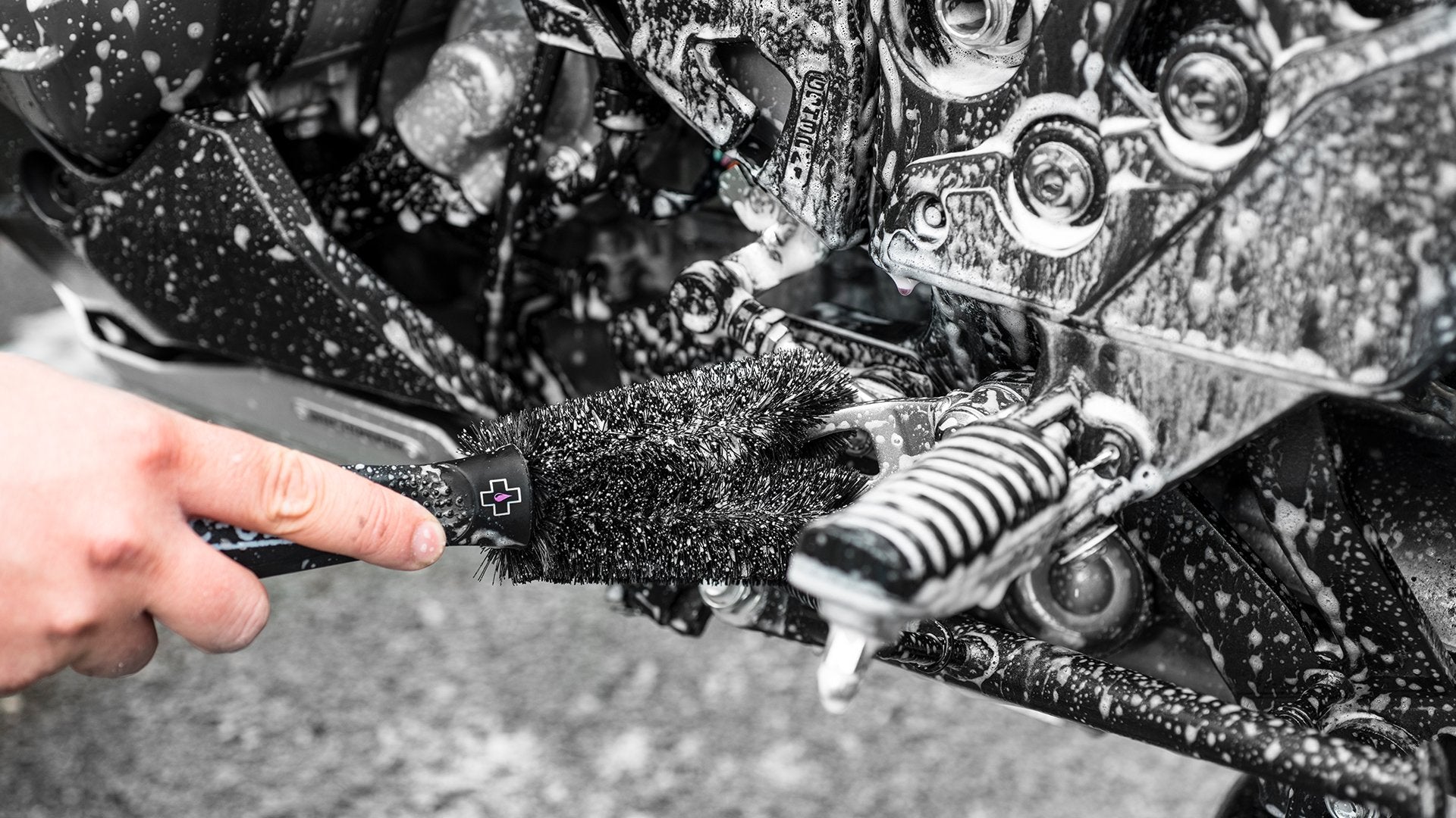 Muc-Off Two Prong Brush