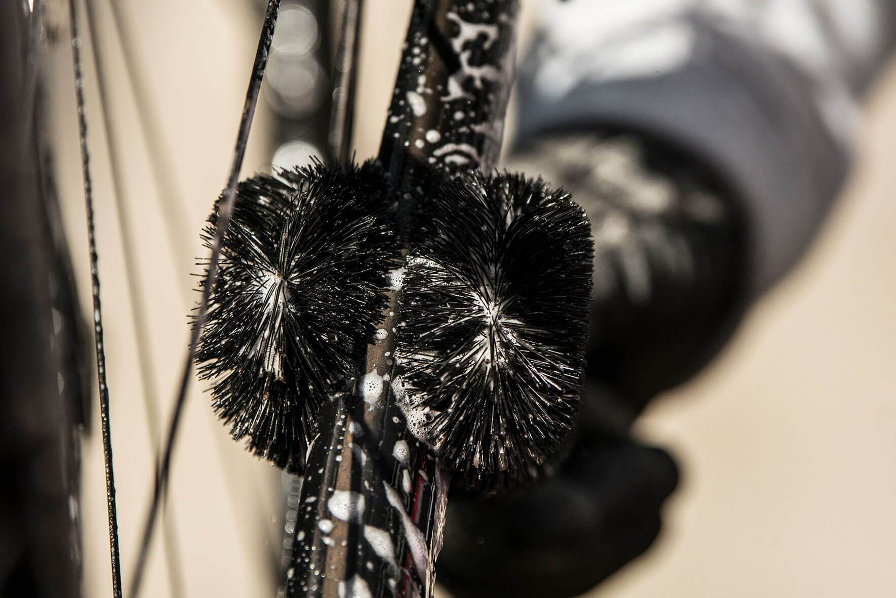 Muc-Off Two Prong Brush